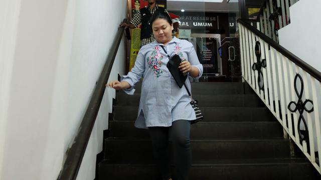 <span>Anak Nia Daniati, baru saja menjalani pemeriksaan di Ditreskrimum Polda Metro Jaya, Jakarta Selatan, Selasa 1 Agustus 2017. Olivia Nathania atau yang akrab disapa Oi diperiksa terkait dugaan penggelapan. (Deki Prayoga/Bintang.com)</span>