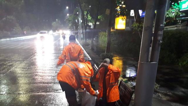Petugas Bantu Bersihkan Saluran di Kota Surabaya
