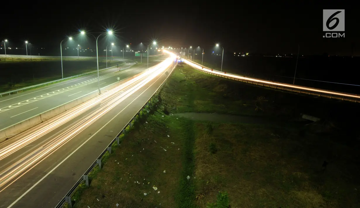 Sejumlah kendaraan pemudik melintasi Jalan Tol Pejagan-Pemalang di Brebes, Jawa Tengah, Jumat (23/6). Arus mudik di Jalan Tol Pejagan-Pemalang yang mengarah ke Brexit dan Gerbang Tol Kali Gangsa terpantau ramai lancar. (Liputan6.com/Gempur M Surya)