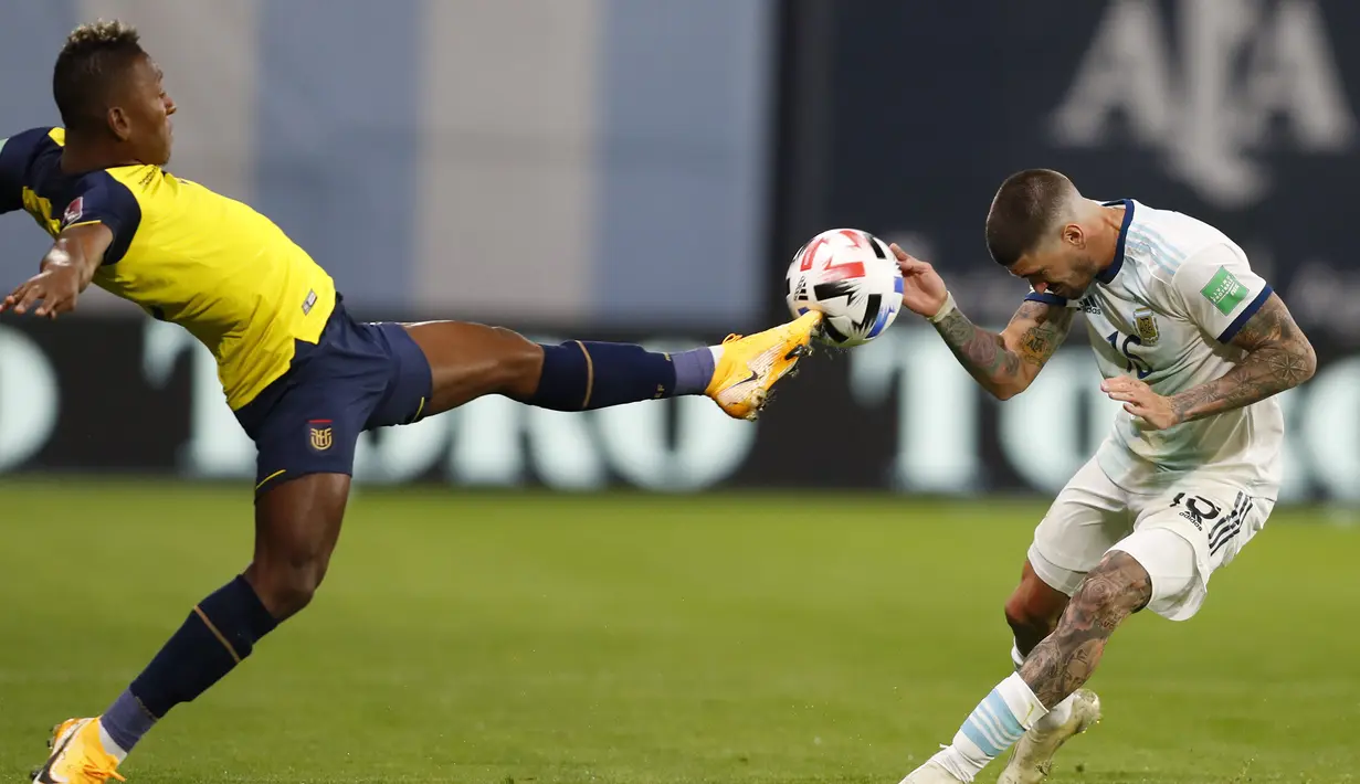 Gelandang Argentina, Rodrigo De Paul, berebut bola atas dengan gelandang Ekuador, Alex Ibarra, pada laga kualifikasi Piala Dunia 2022 di Stadion Bombonera, Jumat (9/10/2020) pagi WIB. Argentina menang 1-0 atas Ekuador. (AFP/Agustin Marcarian/pool)