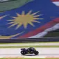 Aksi pembalap Movistar Yamaha, Valentino Rossi dalam tes pramusim MotoGP 2018 di Sirkuit Sepang, Malaysia. (AP Photo/Sadiq Asyraf)