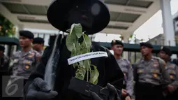 Peserta aksi mengecat tubuhnya dan membawa tumbuhan saat menggelar unjuk rasa di depan Mahkamah Agung, Jakarta, Kamis (2/6/2016). Dalam aksinya, massa menuntut pemerintahan Jokowi untuk menyelesaikan konflik Agraria. (Liputan6.com/Faizal Fanani)