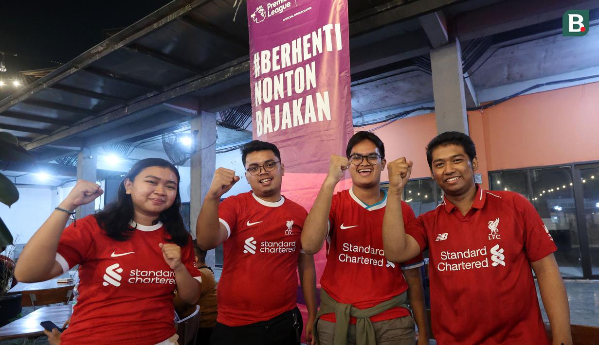 <p>Anggota Komunitas penggemar Liverpool, Bigreds, melakukan selebrasi saat&nbsp;Roaring Night Premier League Liverpool vs Tottenham Hotspur di Park 15th Kemang, Jakarta Selatan, Minggu (5/5/2024). (Bola.com/M Iqbal Ichsan)</p>