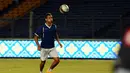 Gelandang Mitra Kutai Kartanegara, Raphael Maitimo, mencoba mengontrol bola saat berlatih di Stadion GBK Jakarta, (5/8/2014). (Liputan6/Helmi Fithriansyah)