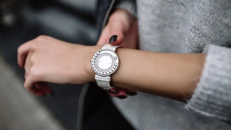 Masih Bingung Pilih Jam Tangan yang Cocok Dengan Tangan Kamu? Ini Dia Cara Memilih Jam Tangan Sesuai Warna Kulit dan Bentuk Tangan!
