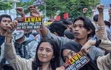 FOTO: Aksi Ratusan Mahasiswa di Palu Serempak Tolak Politik Dinasti dan Pelanggaran HAM