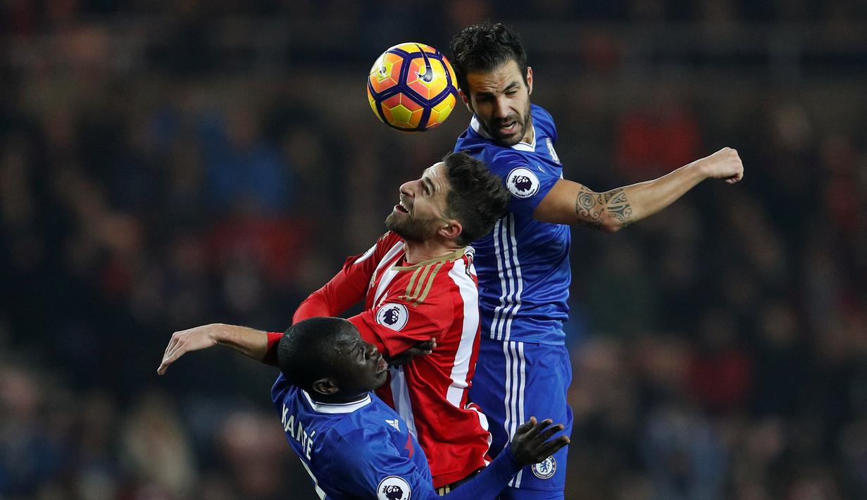 Pemain Chelsea, Cesc Fabregas, berduel dengan pemain Sunderland, Fabio Borini, dalam laga pekan ke-16 Premier League 2016-2017 di Stadium of Lights, Rabu (14/12/2016) waktu setempat. (Action Images via Reuters/Lee Smith)