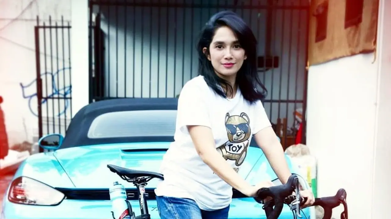 Potret Mobil Sport Mewah Milik Ussy Sulistyawati