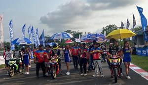 Para pembalap di grid jelang race YCR-1 pada seri terakhir Yamaha Cup Race (YCR) 2025 di Sirkuit Bukit Peusar, Tasikmalaya hari Minggu (30/11/2025). (Hendry Wibowo/Bola.com)