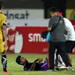 Salah satu pemain Persita terkapar saat laga melawan Mitra Kukar di turnamen Piala Presiden 2015 di Stadion I Wayan Dipta, Gianyar, Bali, Minggu (30/8/2015). Mitra Kukar menahan imbang Persita 0-0. (Liputan6.com/helmi Fithriansyah)