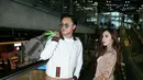 Iky lengkapi outfitnya dengan top handle Bag dengan sneakers putih dan kacamata [@rizkyfbian]