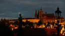 Sekawanan burung terbang melewati Kastil Praha saat matahari terbit di Praha, Republik Ceko, Kamis (8/10/2020). Infeksi virus corona COVID-19 di Ceko mencapai rekor tertinggi baru dua hari berturut-turut, melampaui 5.000 kasus dalam sehari untuk pertama kalinya. (AP Photo/Petr David Josek)