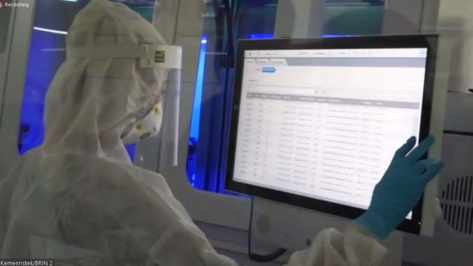 Petugas mengoperasikan mesin uji spesimen COBAS 6800 untuk memeriksa sampel COVID-19 (Tangkapan Layar konferensi pers daring LBM Eijkman)