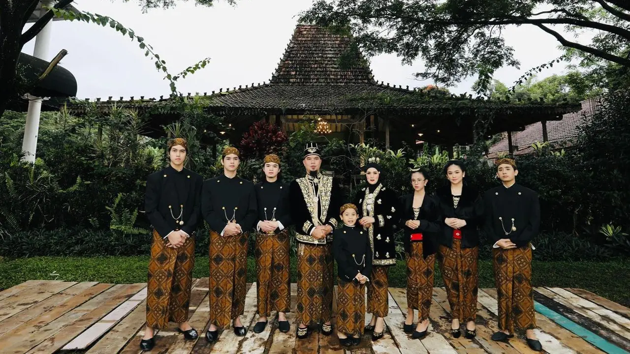 [Fimela] 6 Potret Kebersamaan Ahmad Dhani dan Mulan Jameela dengan Buah Hatinya