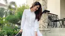 <p>Padu padan mudah dan feminin bisa gunakan dress putih. Gunakan mini heels seperti Nabila Syakieb untuk menambah keanggunan. [Instagram/nsyakieb85]</p>