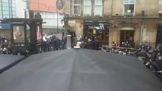 Akun youtube NBOX R2 yang menjadi sumber Guardian mengunggah video pendek kericuhan hingga melempar bangku antara fans Manchester City dengan Sevilla sebelum laga berlangsung di kota Manchester.