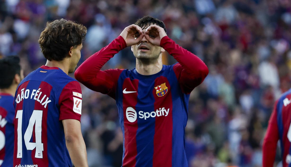 Gelandang Barcelona Pedri merayakan gol kedua timnya yang dicetak ke gawang Rayo Vallecano pada pertandingan pekan ke-37 La Liga 2023/2024 di Estadi Olimpic Lluis Companys, Senin (20/05/2024) dini hari WIB. (AP Photo/Joan Monfort)