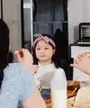 Setelah anak melakukan kesalahan, ajak ia untuk berbicara dengan lembut untuk membantunya dalam mengenali perasaan bersalahnya. [Dok/freepik.com/tirachardz]