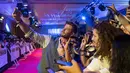 Aktor Chris Hemsworth berswafoto dengan penggemar saat acara Men in Black: International Pan-Asian Media Summit Bali di Denpasar, Senin (27/5/2019). Kegiatan itu merupakan rangkaian promo film terbaru yang rencananya akan dirilis pada Juli mendatang. (ANTHONY KWAN/GETTY IMAGES NORTH AMERICA/AFP)