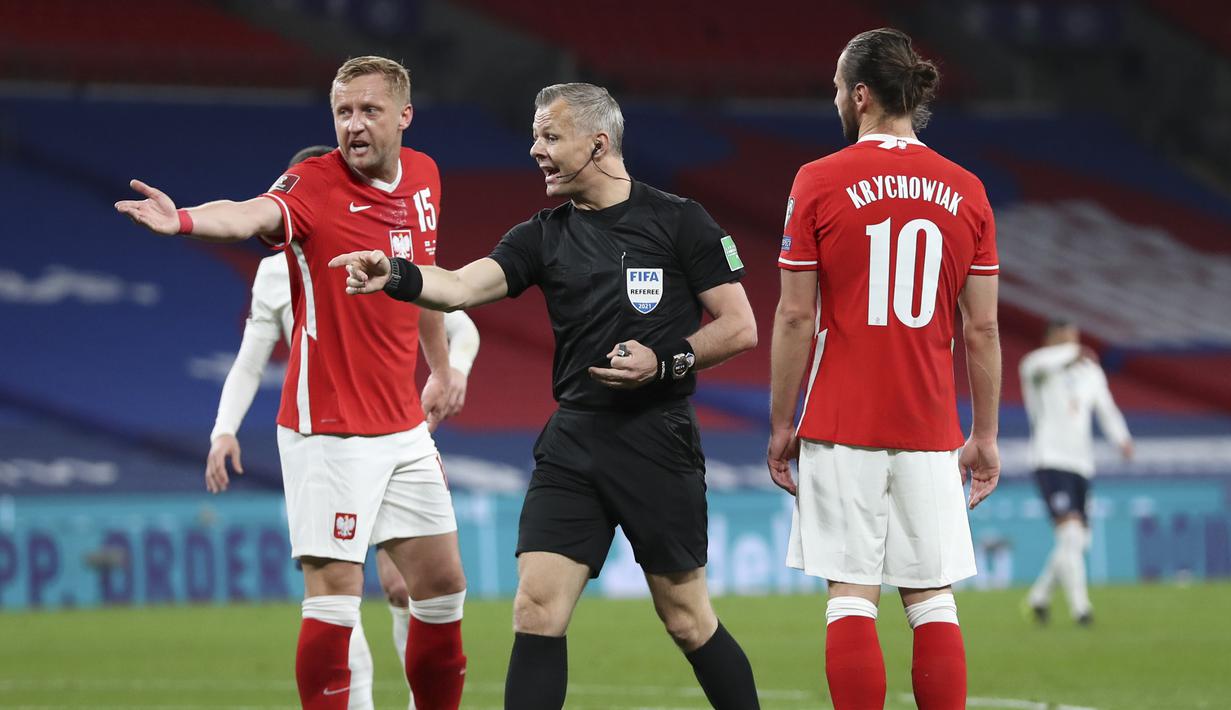 Pemain Polandia memprotes keputusan wasit Bjorn Kuipers yang memberi hadiah penalti untuk Inggris dalam laga lanjutan Kualifikasi Piala Dunia 2022 Zona Eropa Grup I di Wembley Stadium, London, Rabu (31/3/2021). Polandia kalah 1-2 dari Inggris. (AP/Catherine Ivill/Pool)
