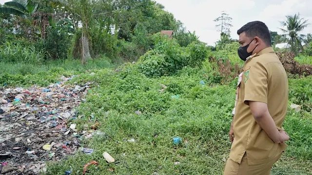 Wali Kota Medan Bobby Nasution meninjau kondisi ruas jalan rusak karena masalah tumpukan sampah yang bertahun-tahun terbengkalai di Jalan Cempaka, Sari Rejo, Medan Polonia, Senin (3/5/2021).