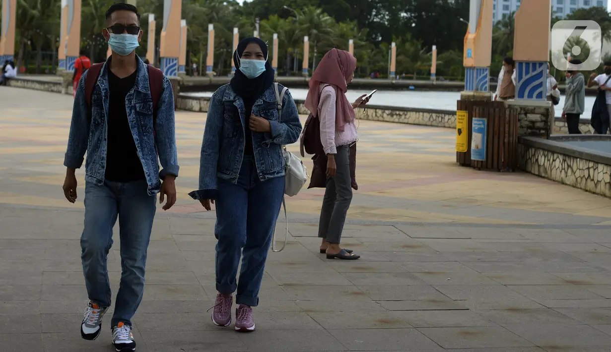 Pengunjung liburan Tahun Baru di Pantai Ancol, Jakarta, Sabtu (1/1/2022). Memasuki libur akhir pekan awal Tahun Baru 2022, kawasan Taman Impian Jaya Ancol hanya buka dari jam 06.00-14.00 WIB, hal ini untuk mencegah penyebaran COVID-19 varian Omicron. (merdeka.com/Imam Buhori)