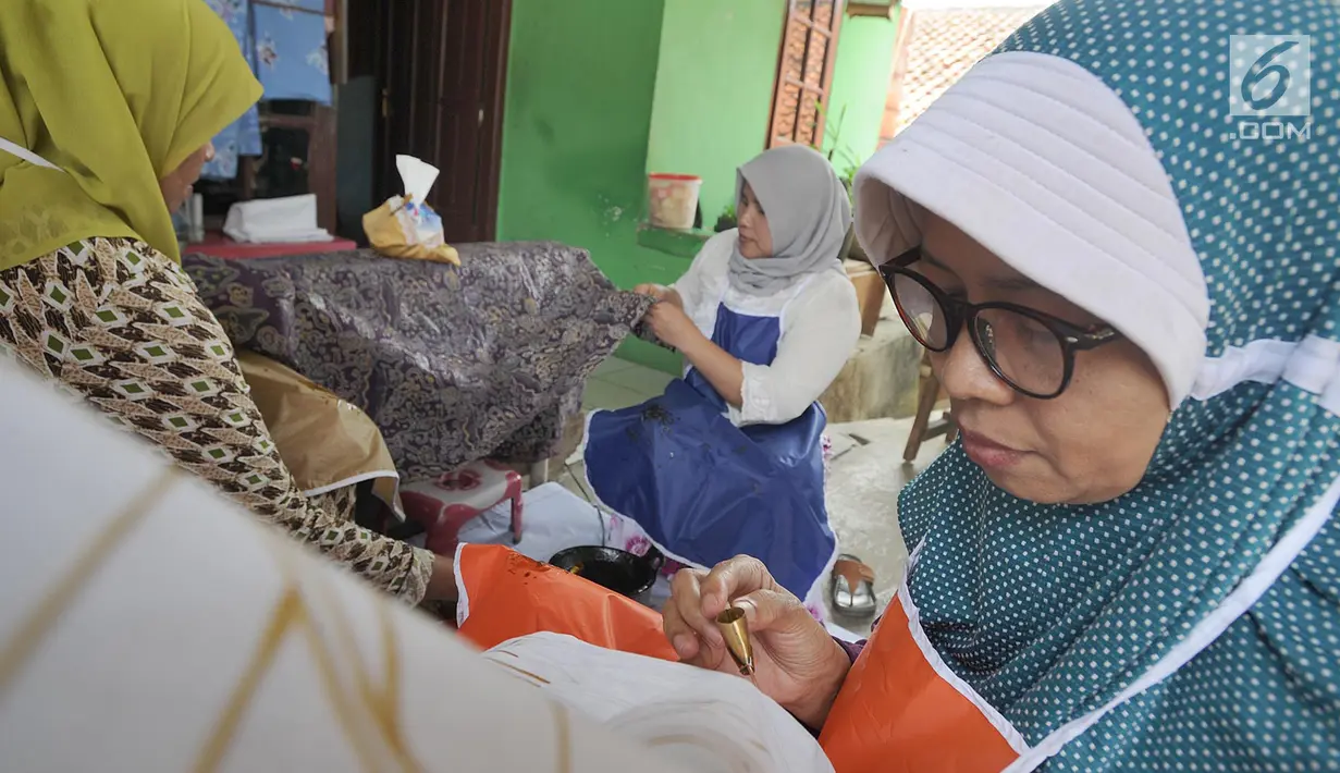Ibu-ibu Kelurahan Cibuluh membatik dengan pewarna alami buatan sendiri di Kampung Batik Cibuluh, Bogor, Selasa (27/8/2019). 50 ibu-ibu mengikuti permberdayaan ekonomi keluarga dengan membatik yang difaisilitasi Pemkot Bogor, lembaga zakat dan IPB sejak dua tahun terakhir. (merdeka.com/Arie Basuki)