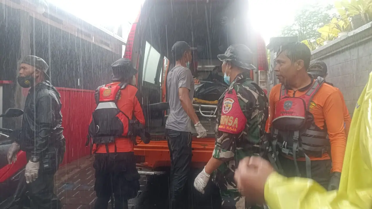 TIM SAR gabungan terus melakukan pencarian korban banjir di Bali. Adapun, pada senin (15/9/2025) pagi, mereka telah mengevakuasi satu jenazah pria yang ditemukan di Jalan Kertanegara, Cokroaminoto, Banjar Pohgading, Denpasar.