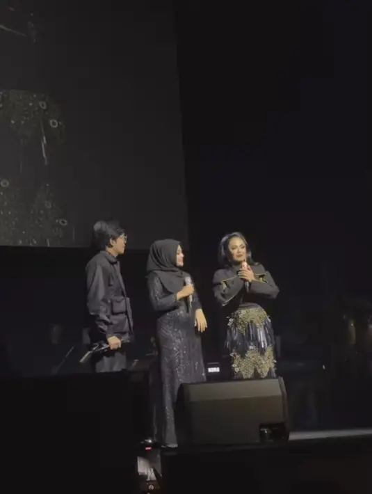 Menariknya, momen Aurel Hermansyah manggung ini juga didampingi Krisdayanti. Momen duet Aurel Hermansyah duet bareng sang ibu ini sukses banjir pujian dari netizen. Ibu anak dan menantu ini kompak menyanyikan lagu karya Krisdayanti. (Liputan6.com/IG/aurelie.hermansyah)