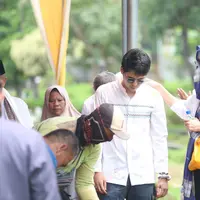 Prosesi pemakaman ibu Maxime Bouttier, Siti Purwanti berlangsung haru. Hadir juga kekasih Maxime Luna Maya yang setia mendampingi dan menguatkan. Berikut beberapa potret pemakaman Siti Purwanti. [KapanLagi.com/Budy Santoso]
