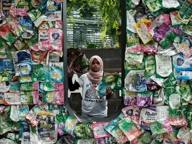 Aktivis Greenpeace Indonesia menunjukkan sampah plastik berbentuk 'U' (logo Unilever) di depan Kantor Pusat Unilever di Kawasan Bumi Serpong Damai (BSD), Tangerang, Banten, pada 20 Juni 2024. (Yasuyoshi CHIBA/AFP)