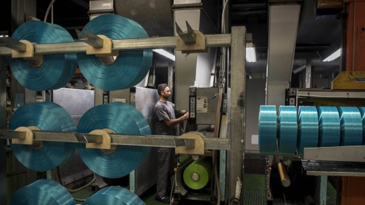 Keren, produsen fashion Spanyol ini bikin baju dari limbah plastik