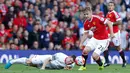 Pemain Liverpool, James Milner terjatuh saat berebut bola dengan pemain MU, Luke Shaw, di Stadion Old Trafford, Inggris. Sabtu (12/9/2015). (Action Images via Reuters/Carl Recine)