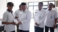 Wali Kota Depok, Mohammad Idris memberikan KDS RTLH kepada salah satu warga penerima manfaat di kantor Kecamatan Sukmajaya, Kota Depok. (Dok. Diskominfo Depok)