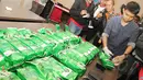 Humas Badan Narkotika Nasional (BNN) melakukan konferensi pers di gedung BNN, Jakarta, Jumat (20/3/2015). Tampak petugas sedang merapikan barang bukti berupa 25,25 kg sabu.(Liputan6.com/Helmi Afandi)