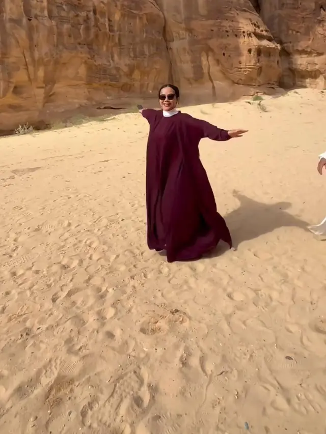 6 Gaya Yura Yunita Ngabuburit hingga Buka Puasa di Al Ula, Tampil Anggun Pakai Blus hingga Abaya