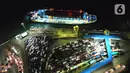 <p>Foto udara kendaraan pribadi pemudik mengantre untuk memasuki kapal "Roll on-Roll off" (RoRo) di Pelabuhan Merak, Banten, Kamis (28/4/2022). Pelabuhan Merak terpantau ramai pemudik pada puncak arus mudik H-3 Idul Fitri atau Lebaran 2022. Peningkatan pemudik dan kendaraan di pelabuhan tersebut menyebabkan kemacetan. (Liputan6.com/Angga Yuniar)</p>