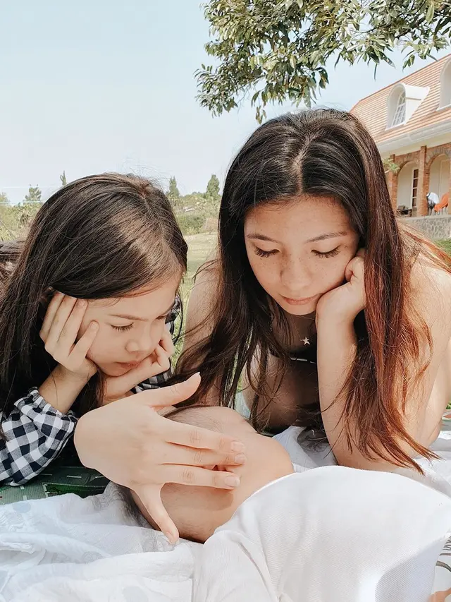 Beda Ayah, Ini 6 Potret Kekompakan Ketiga Anak Wulan Guritno