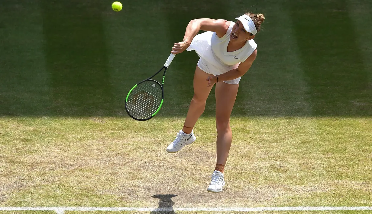 Petenis Rumania Simona Halep mengembalikan bola ke arah petenis Ukraina Elina Svitolina pada babak semifinal Wimbledon 2019 di All England Lawn Tennis Club, Kamis (11/7/2019). Simona Halep menjadi wanita pertama Rumania yang mencapai final tunggal Wimbeldon menang 6-1, 6-3. (Ben STANSALL/POOL/AFP)