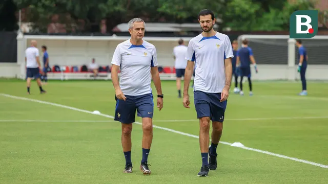 Pelatih Timnas Prancis U-17, Jean-Luc Vannuchi (kiri)