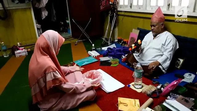 Viral di media sosial sebuah video dukun Malaysia sembuhkan pasien dengan pistol mainan.