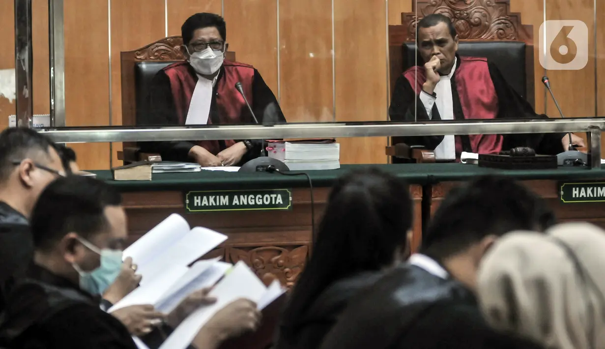 Dalam menyusun surat tuntutan, Jaksa mempertimbangkan hal-hal memberatkan antara lain terdakwa telah menawarkan untuk dijual, menerima, menjadi perantara dalam jual beli, dan menyerahkan narkotika jenis sabu. Sementara itu, hal-hal yang meringankan yaitu terdakwa mengakui dan menyesali perbuatannya. (merdeka.com/Iqbal S. Nugroho)