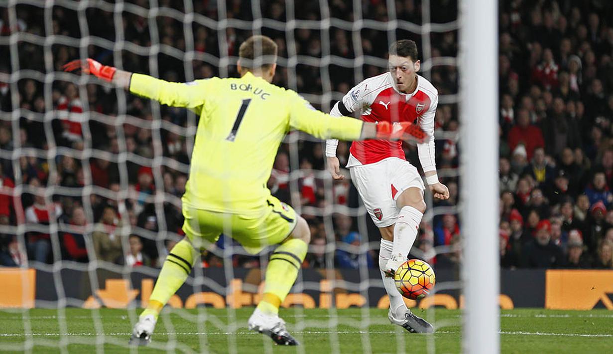 Proses terjadinya gol kedua Arsenal ke gawang Bournemouth yang dicetak oleh gelandang asal Jerman, Mesut Ozil. (Reuters/Stefan Wermuth)