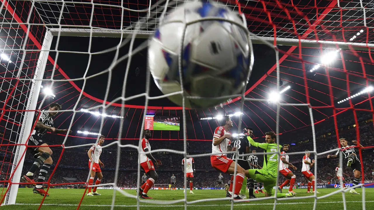 Foto: Momen Blunder Andre Onana yang Jadi Awal Petaka MU Takluk dari Bayern Munchen dalam drama 7 Gol di Liga Champions