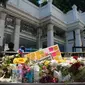 Kumpulan karangan bunga sebagai ungkapan bela sungkawa di sekitar lokasi kejadian ledakan bom di Thailand), Bangkok, Rabu (19/8/2015). Peristiwa tersebut dikabarkan telah menewaskan sekitar 20 orang. (AFP Photo/Jerome Taylor)