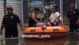 Empat turis asing yang hendak pulang ke negaranya berhasil di evakuasi. (dok. Tangkapan layar Insagram @tudarma_putra, @bpbd_denpasarkota dan @denpasarkota/https://www.instagram.com/reel/DSPKTnpEsPC/?igsh=Ymlkd2s2dXNma3Np/Salsa Nur Fadillah)