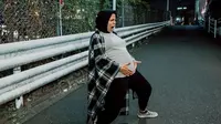 7 Gaya Kocak Tantri Kotak Pamer Baby Bump, Energik Banget
