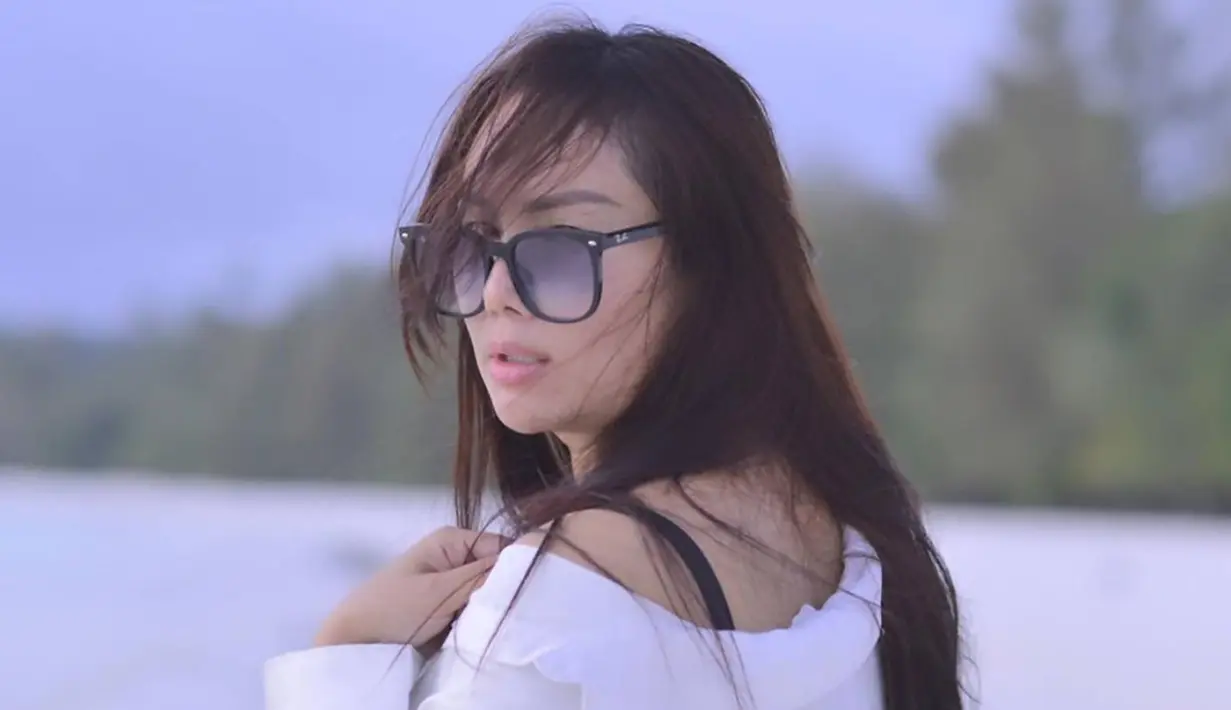 Sudah kepala empat, namun wanita yang memiliki nama asli Erie Ocktaranny ini tetap tampil menawan. Banyak netizen memuji penampilannya yang terlihat awet muda. Beberapa waktu belakangan ini gayanya pun disebut semakin fresh dan menuai banyak pujian. (Liputan6.com/IG/@kalinaocktaranny)