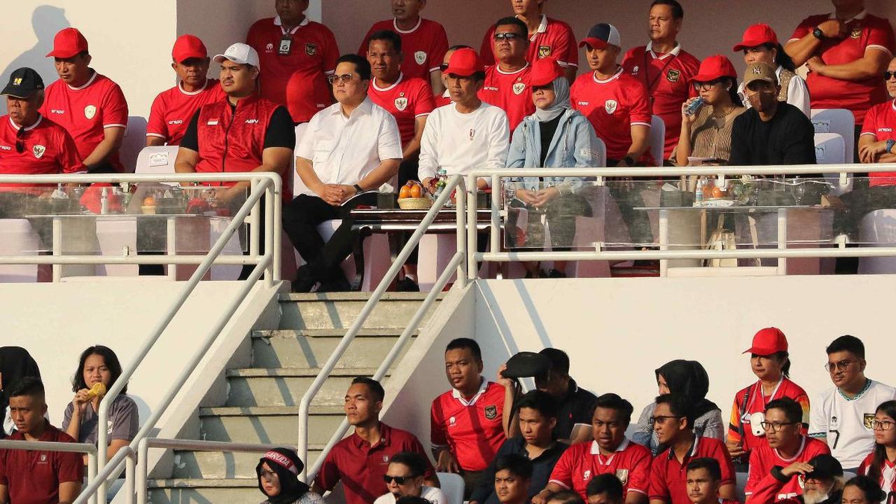 Presiden Joko Widodo atau Jokowi menyaksikan pertandingan Timnas Indonesia vs Timnas Irak dalam laga lanjutan penyisihan Grup F Kualifikasi Piala Dunia 2026 Zona Asia di Stadion Utama Gelora Bung Karno (SUGBK), Jakarta, Kamis (6/6/2024). Dalam pertandinga