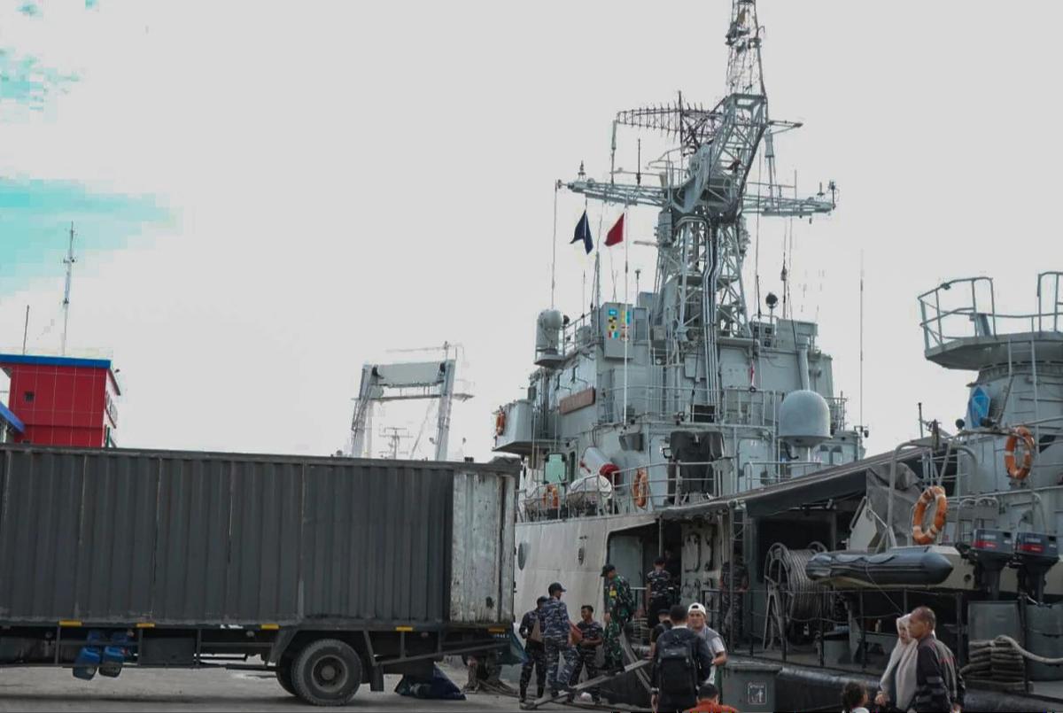 Pelepasan bantuan kemanusiaan dengan menggunakan kapal perang TNI AL di Dermaga Kolinlamil, Jakarta Utara, Minggu (30/22/2025).